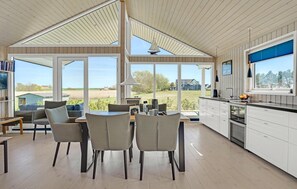 ثلاجة، موقد طهي مسطح، ماكينة لصنع القهوة/الشاي