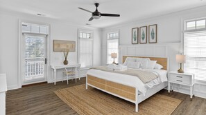 8 Schlafzimmer, Schreibtisch, Bügeleisen/Bügelbrett, Reisekinderbett