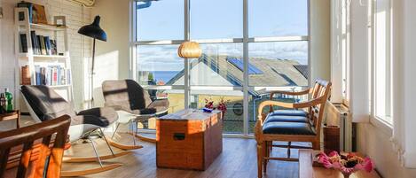 テレビ、暖炉、テーブルサッカー台