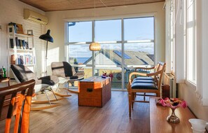 TV, fireplace, foosball - Awesome home in Svaneke with WiFi (Svaneke)