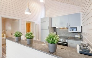 Fridge, dishwasher, coffee/tea maker - Beautiful home in Krems II/Warderbrück (Krems II/Warderbrück)