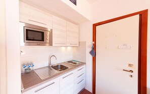 Refrigerador, microondas, parrilla de estufa y cafetera y tetera 