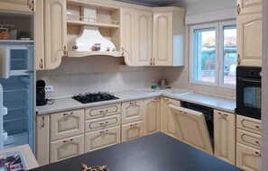 Réfrigérateur, four, plaque de cuisson, lave-vaisselle