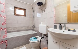 Bathtub, hair dryer - Nice apartment in Baric Draga with WiFi (Baric Draga)