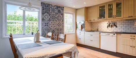 Jääkaappi, liesi, astianpesukone, kahvin-/teenkeitin