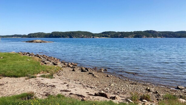 A rocky shoreline with clear blue water and a distant forested hill. - 2 bedroom awesome home in Brastad (Brastad)
