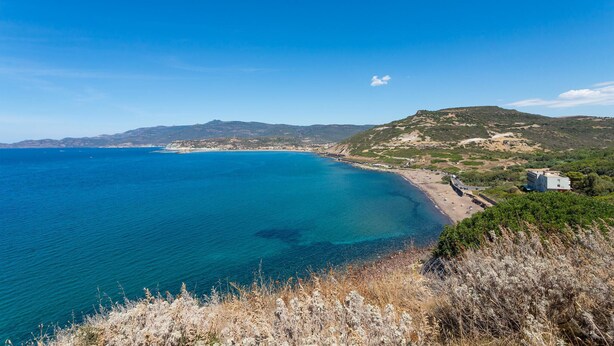 A coastal landscape with a clear blue sea, a sandy beach, and a hilly backdrop. - Stunning home in Bosa (Bosa)