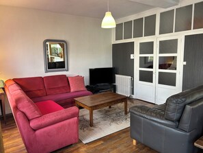 Televisión, videojuegos, reproductor de DVD y futbolito 