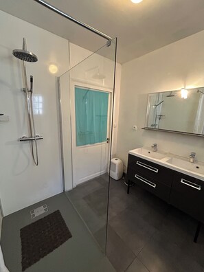 Shower, hair dryer, towels, soap - Large-capacity gite for up to 14 people (La Celle-Dunoise)
