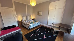 6 slaapkamers, een strijkplank/strijkijzer, gratis wifi, beddengoed