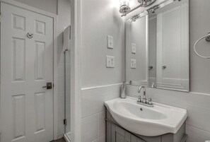 Dusj, hårføner, håndklær og såpe