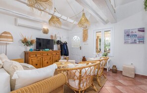 Smart TV - 4 bedroom awesome home in SiSan (SiSan)