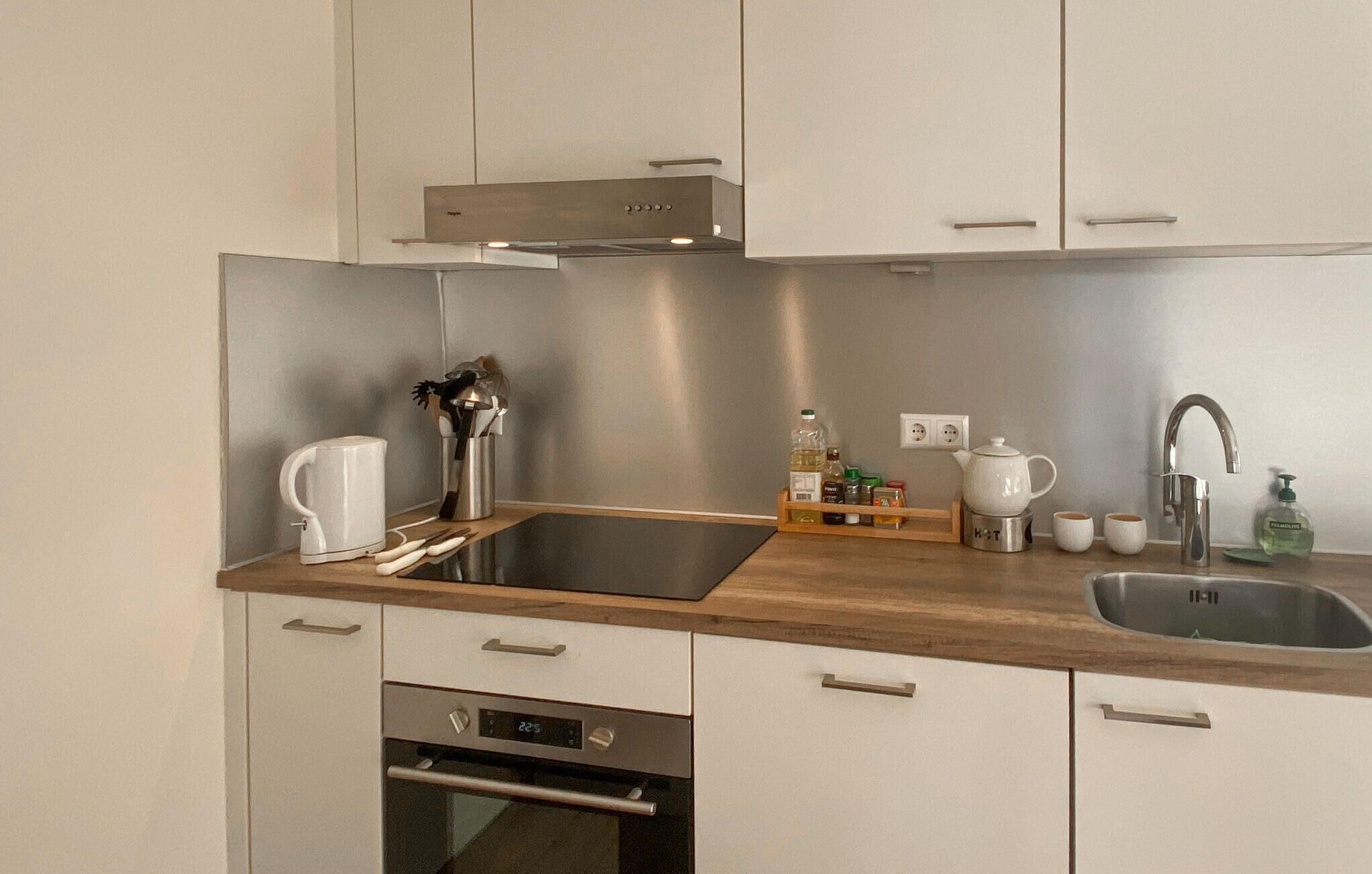 Een koffiezetapparaat/waterkoker, een koelkast, een magnetron