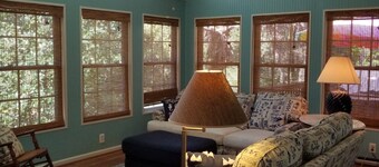 Quiet beach cottage with unique local attractions nearby