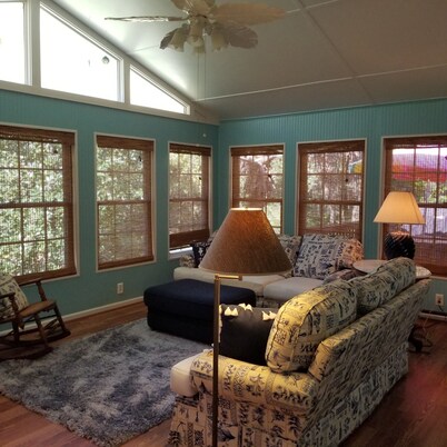 Quiet beach cottage with unique local attractions nearby
