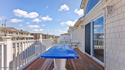  SEPT-MAY 3 NIGHT MIN 2025-2026 5 Bedroom3 bath 1 block to the beach and boards