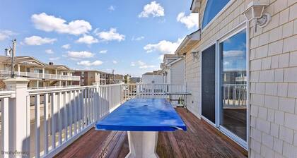 SEPT-MAY 3 NIGHT MIN 2025-2026 5 Bedroom3 bath 1 block to the beach and boards