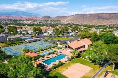 Spacious 2-level Poolside Penthouse 2b + loft| Pools | Clubhouse |Pickleball|Gym
