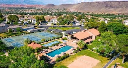 Spacious 2-level Poolside Penthouse 2b + loft| Pools | Clubhouse |Pickleball|Gym