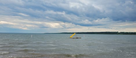 Vlak bij het strand, ligstoelen aan het strand