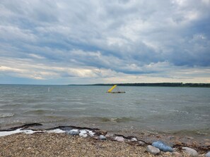 Ubicación cercana a la playa y tumbonas