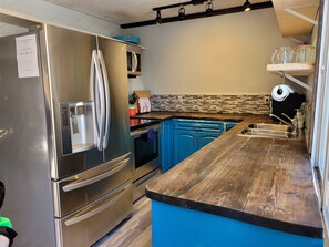 Frigorífico, microondas, horno y placa de cocina