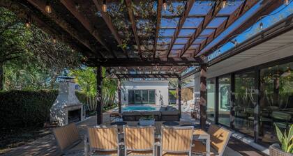 Luxe Executive Home HEATED Pool, Outdoor Fireplace,Guesthouse!!