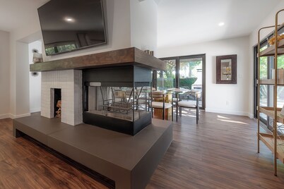 Luxe Executive Home HEATED Pool, Outdoor Fireplace,Guesthouse!!