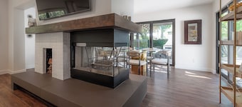 Luxe Executive Home HEATED Pool, Outdoor Fireplace,Guesthouse!!