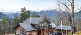 Bella casa con 4 camere da letto a Vossestrand