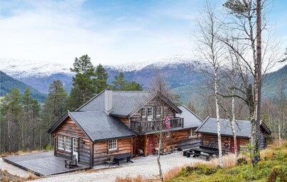 Beautiful home in Vossestrand with WiFi