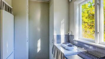 Een koelkast, een oven, een kookplaat, een koffiezetapparaat/waterkoker