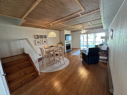 Stay at Heron Cove located in popular Mallard Lakes!