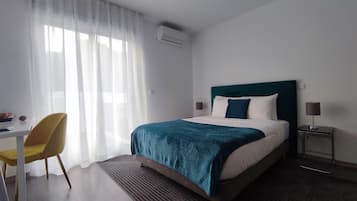 Phòng đôi có tầm nhìn toàn cảnh | Bộ đồ giường cao cấp, nệm cao su hoạt tính (memory foam), bàn