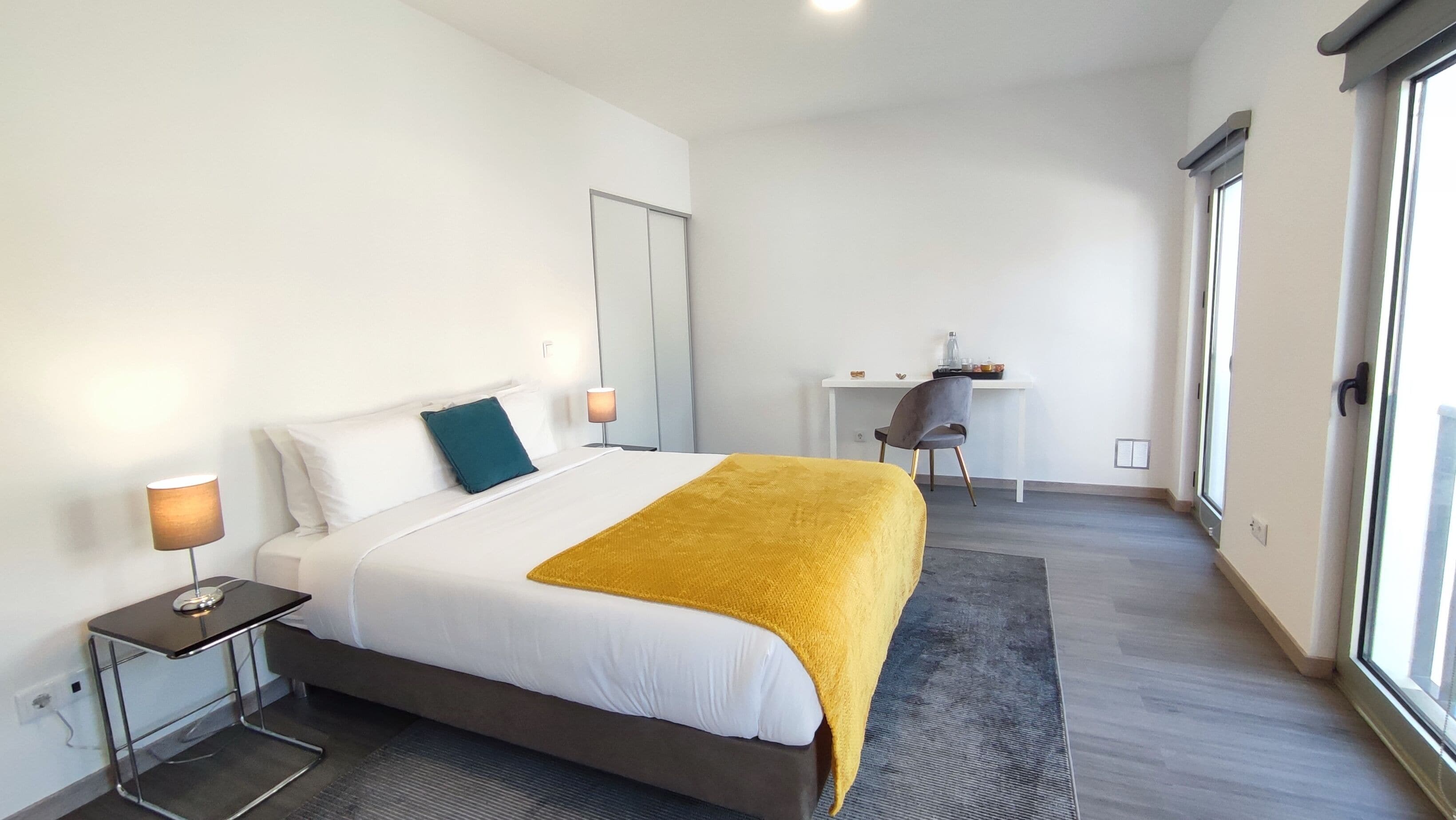 Habitación Deluxe doble | Ropa de cama de alta calidad, colchones viscoelásticos, escritorio