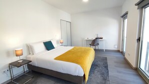 디럭스 더블룸 | 고급 침구, 메모리폼 침대, 책상, 노트북 작업 공간