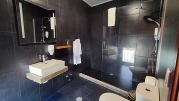 Quarto casal luxo | Banheiro | Chuveiro, chuveiro com efeito de chuva, secador de cabelo