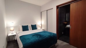 Hochwertige Bettwaren, Betten mit Memory-Foam-Matratzen, Schreibtisch