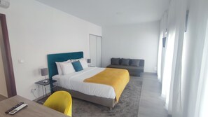Deluxe-Doppelzimmer | Hochwertige Bettwaren, Betten mit Memory-Foam-Matratzen, Schreibtisch