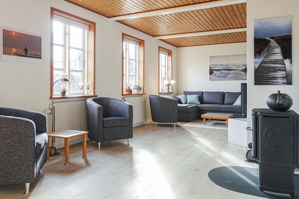 Een televisie, een open haard en een dvd-speler