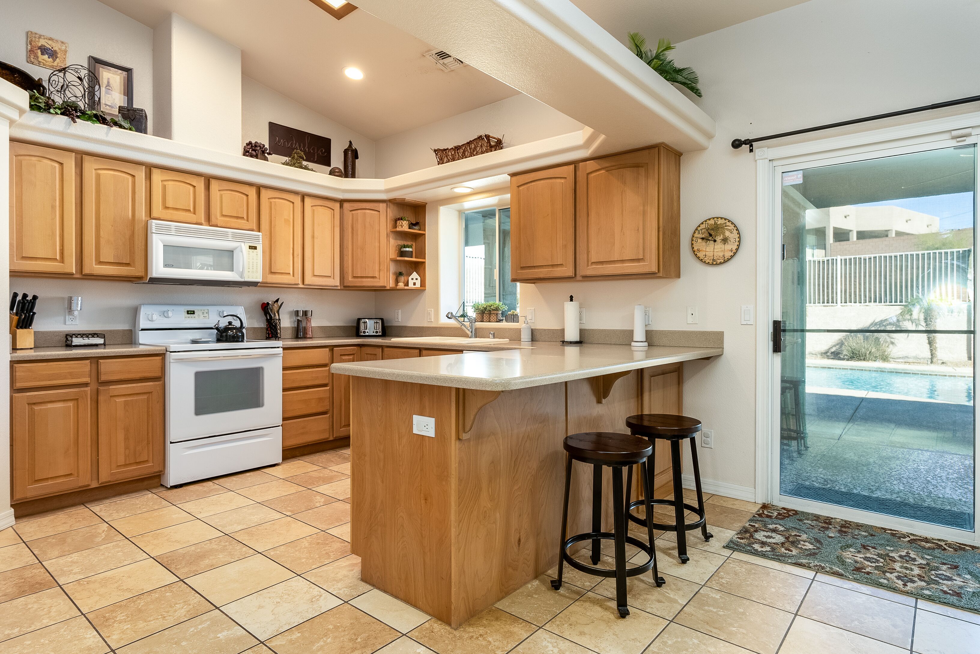 ثلاجة، ميكروويف، فرن، موقد طهي مسطح