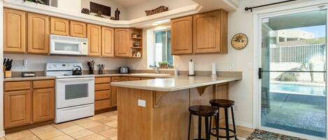 Een koelkast, een microgolfoven, een oven, een kookplaat