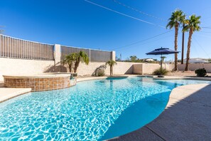 Alberca al aire libre y alberca climatizada