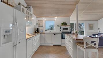 Kjøleskap og oppvaskmaskin