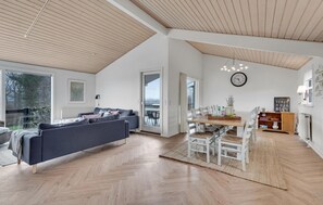 TV, fireplace - Stunning home in randers nø with WiFi (Randers NØ)