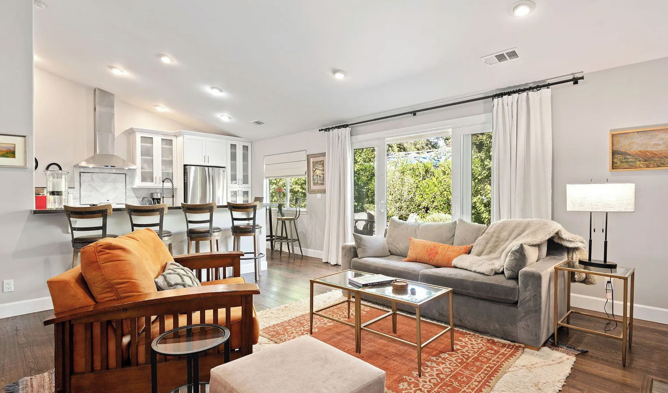 Téléviseur connecté, foyer, livres