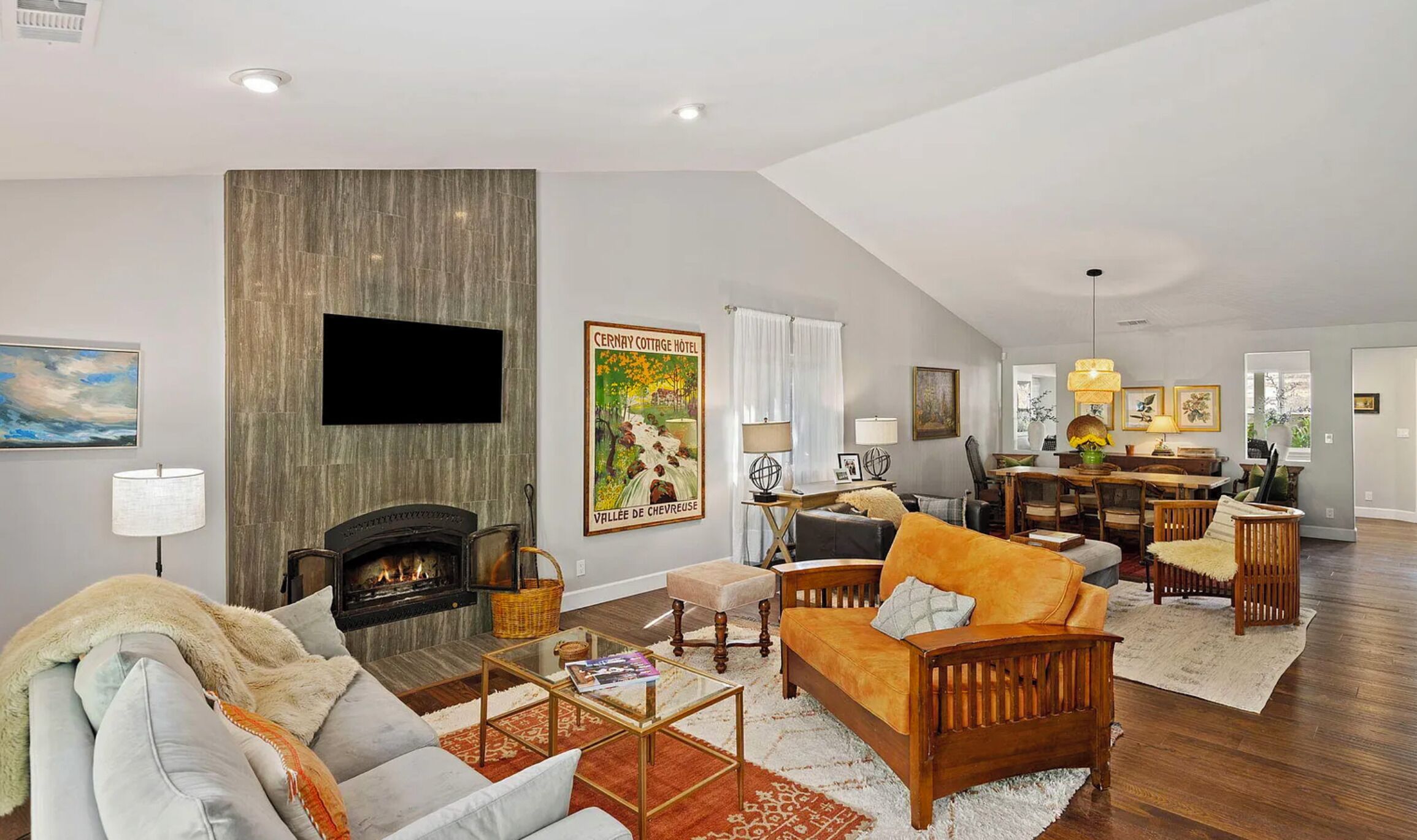 TV connectée, cheminée, livres