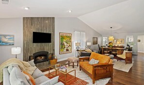 Smart TV, chimenea y libros 