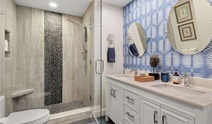 Duschwanne, Haartrockner, Handtücher, Seife