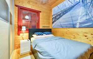 1 bedroom, travel cot, free WiFi, bed sheets
